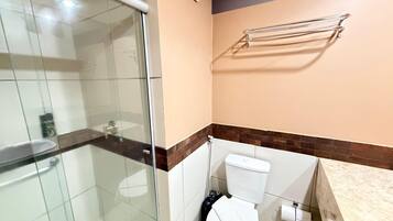 APTO 635 | Badezimmer | Dusche, Handtücher