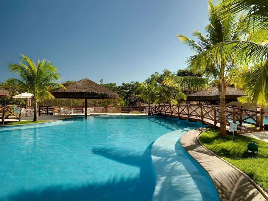 4 outdoor pools, pool loungers