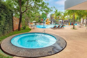 4 outdoor pools, sun loungers - Suite Le Jardin Via Caldas (Caldas Novas)