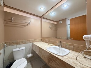 Căn hộ cơ bản | Phòng tắm | Buồng tắm vòi sen, khăn tắm 
