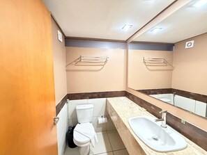 APTO 635 | Phòng tắm | Buồng tắm vòi sen, khăn tắm 