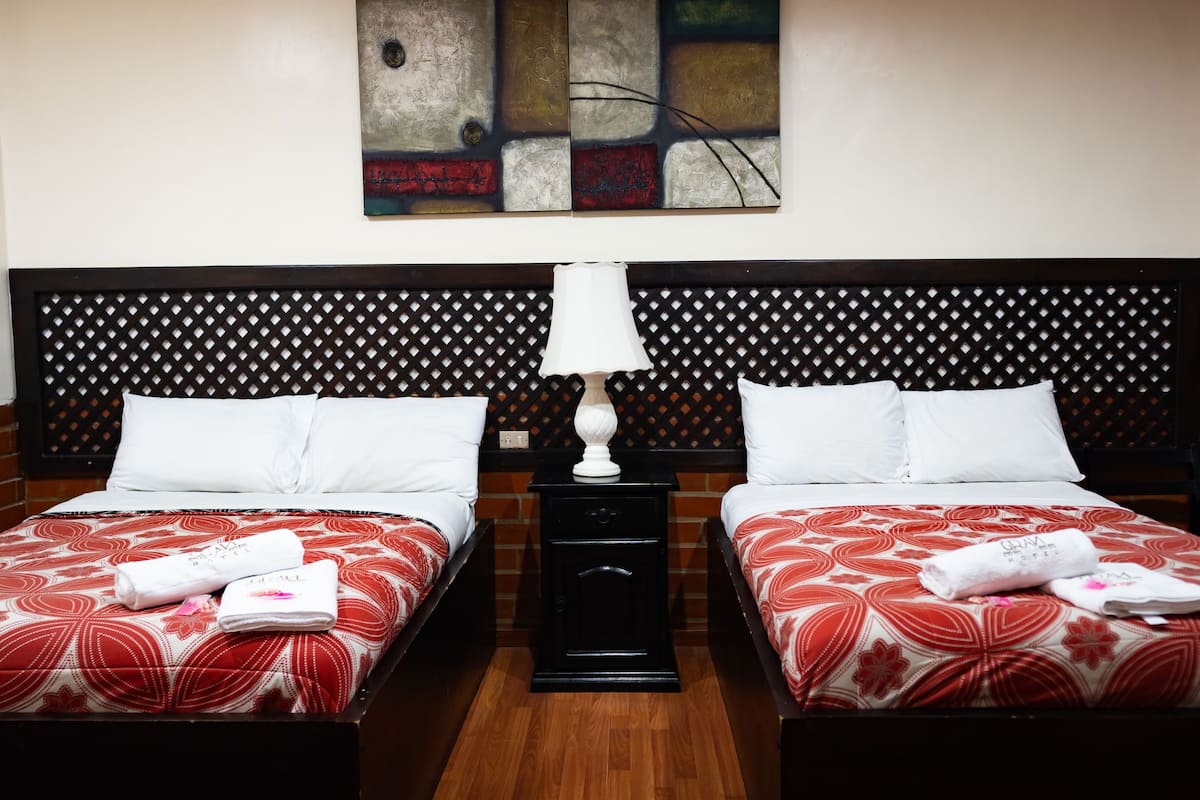 Habitación básica doble | Ropa de cama de alta calidad, edredón y escritorio