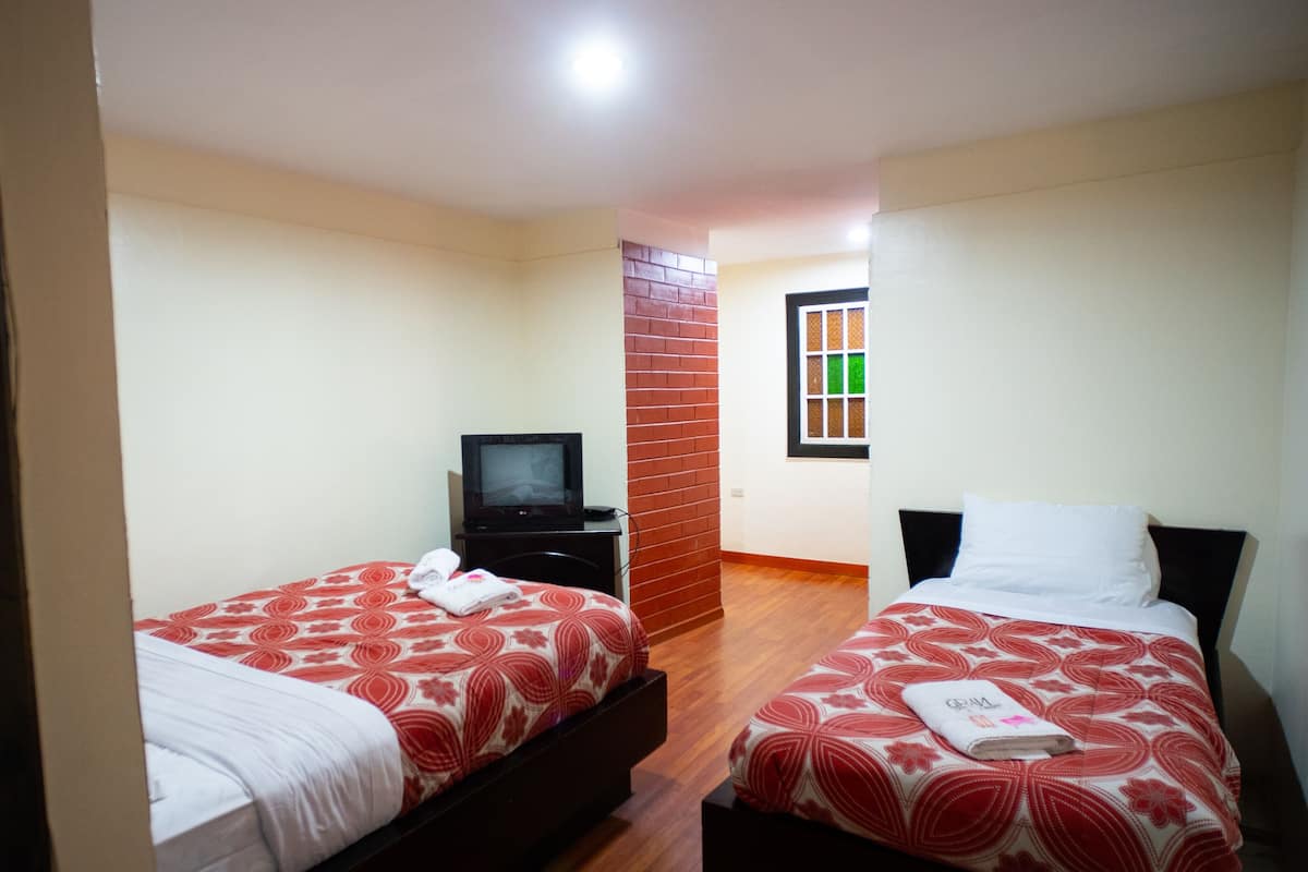 Habitación triple básica, varias camas | Ropa de cama de alta calidad, edredón y escritorio