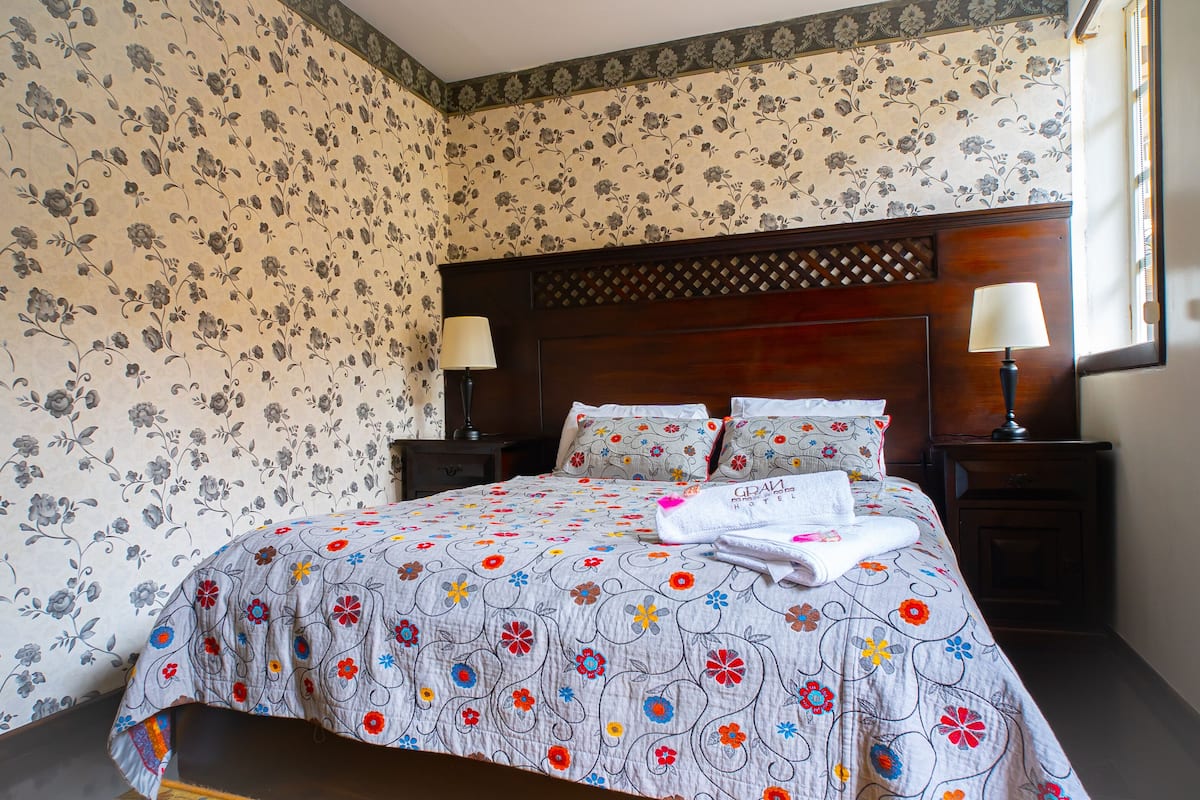 Habitación doble | Ropa de cama de alta calidad, edredón y escritorio