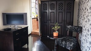Quarto casal | Roupas de cama premium, edredons de pluma, escrivaninha