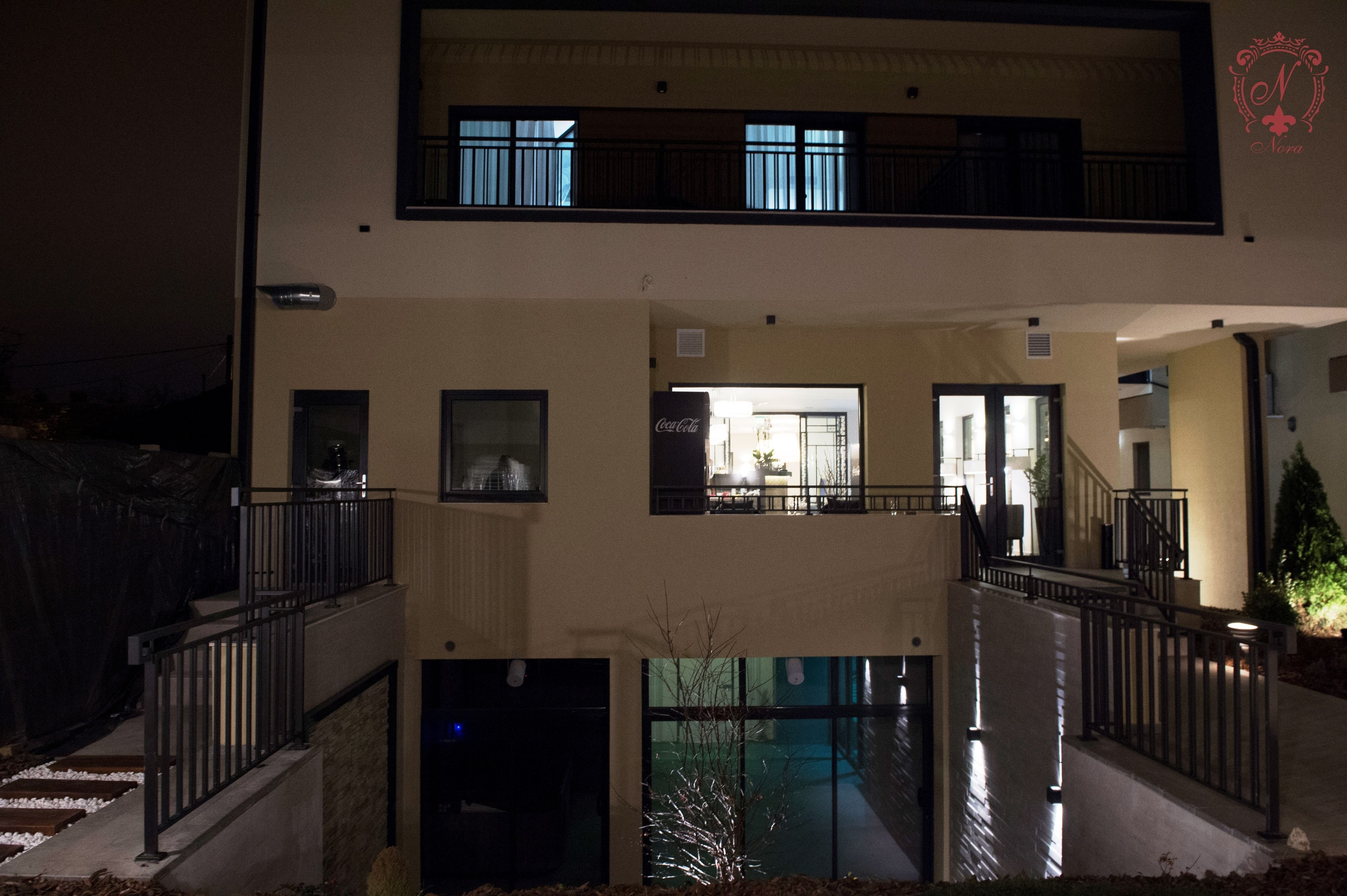 Un edificio de varios pisos con un patio central, balcones y un refrigerador Coca-Cola.