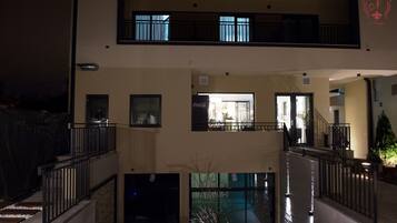 Un edificio de varios pisos con un patio central, balcones y un refrigerador Coca-Cola.