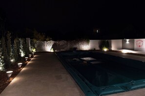 Piscina externa sazonal, guarda-sóis, espreguiçadeiras