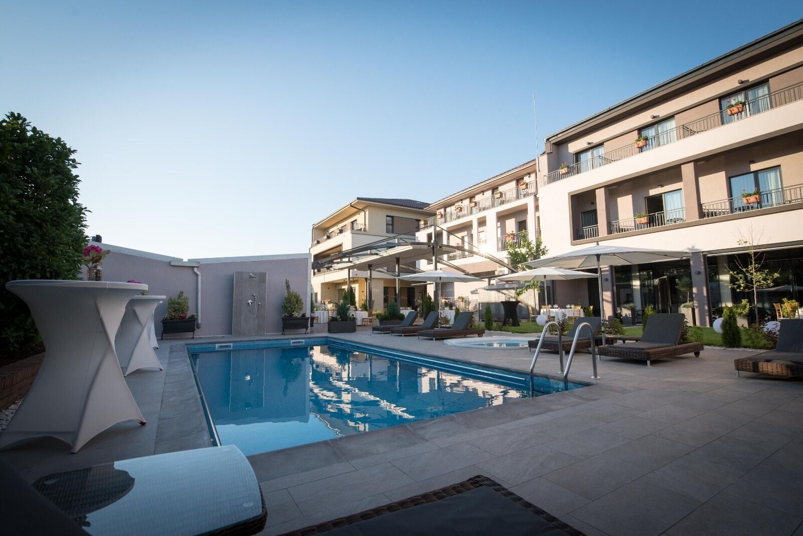 Alberca al aire libre por temporada y sombrillas en la alberca 