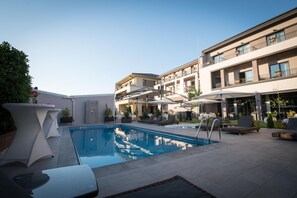 Seasonal outdoor pool, pool umbrellas, sun loungers - Pensiunea Nora Prestige (Timisoara)