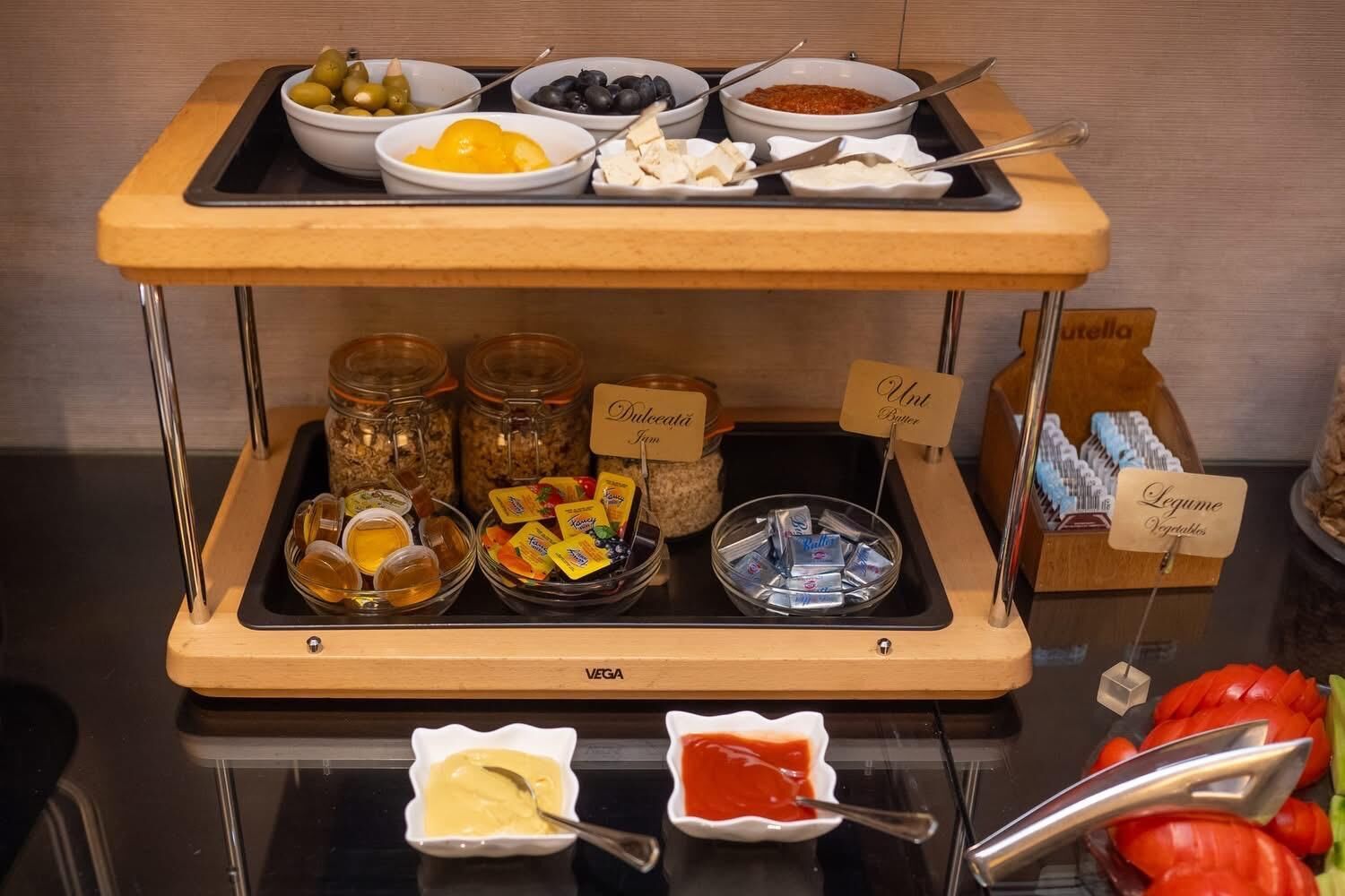 Una mesa de buffet con diferentes alimentos y acompañamientos.