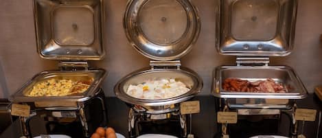 Daily full breakfast (RON 50 per person)
