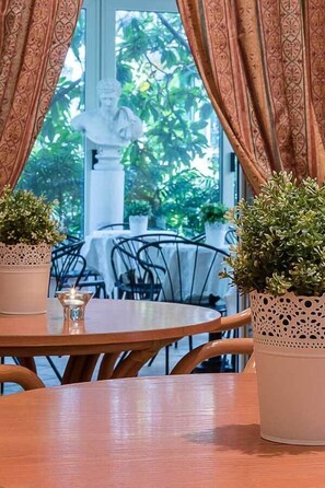 Daily buffet breakfast (EUR 5 per person) - Center 3 (Rome)