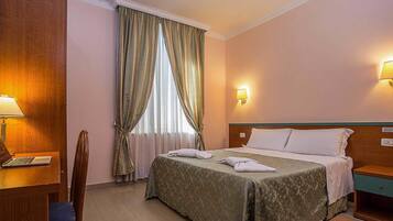 Skrivebord, mørklægningsgardiner, strygejern/strygebræt