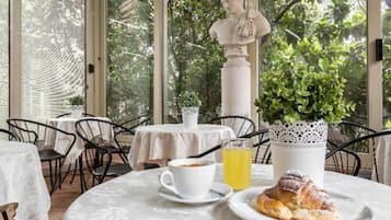 Se ofrece un desayuno bufé (5 EUR por persona)
