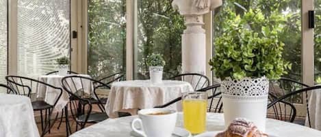 Café da manhã com buffet todos os dias (EUR 5 por pessoa)