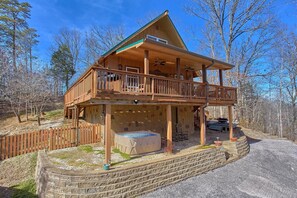 Apartment, 3 Bedrooms | Front of property