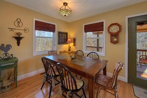 Apartment, 3 Bedrooms | Dining - Gettin Cozy (Sevierville)