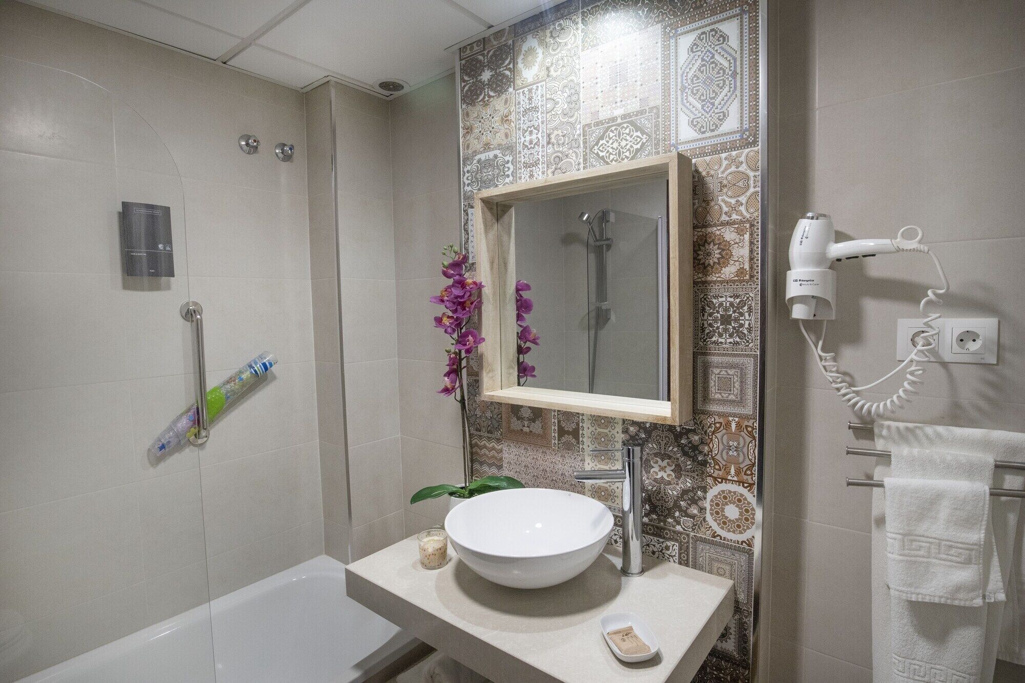 Shower, free toiletries