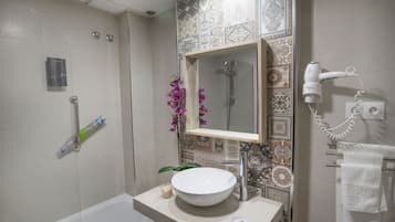 Shower, free toiletries