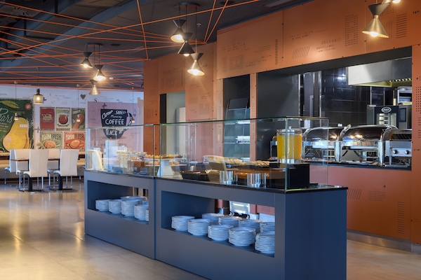 Serveert ontbijt, lunch en diner