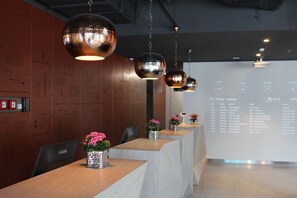 A conference room with a long table, chairs, and decorative hanging lights. - Hotel Star Inn Lisbon Aeroporto (Lisbon)