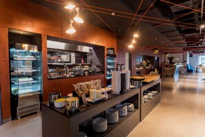 A modern breakfast bar with a variety of food items and a coffee station. - Hotel Star Inn Lisbon Aeroporto (Lisbon)