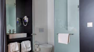 Ducha, artículos de higiene personal gratuitos y secador de pelo