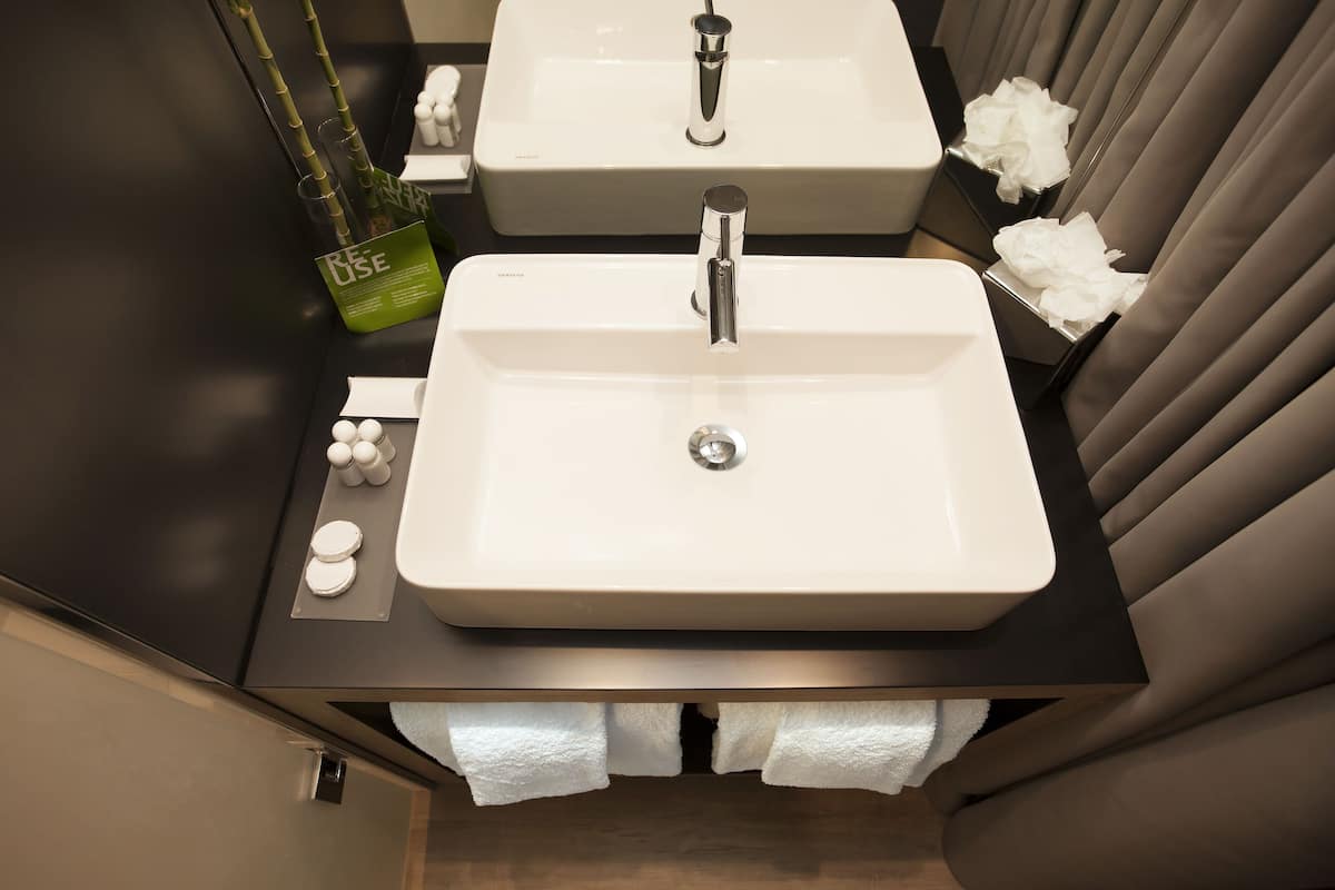 single room, city view | bathroom amenities | shower, free toiletries, hair dryer, towels