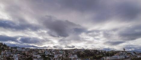 Una zona urbana densamente poblada con edificios y un cielo nublado.
