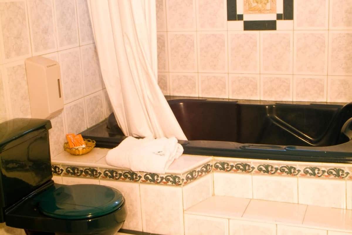 shower, free toiletries, towels