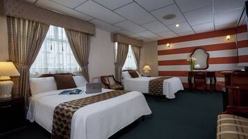 Escritorio, cortinas blackout y tabla de planchar con plancha