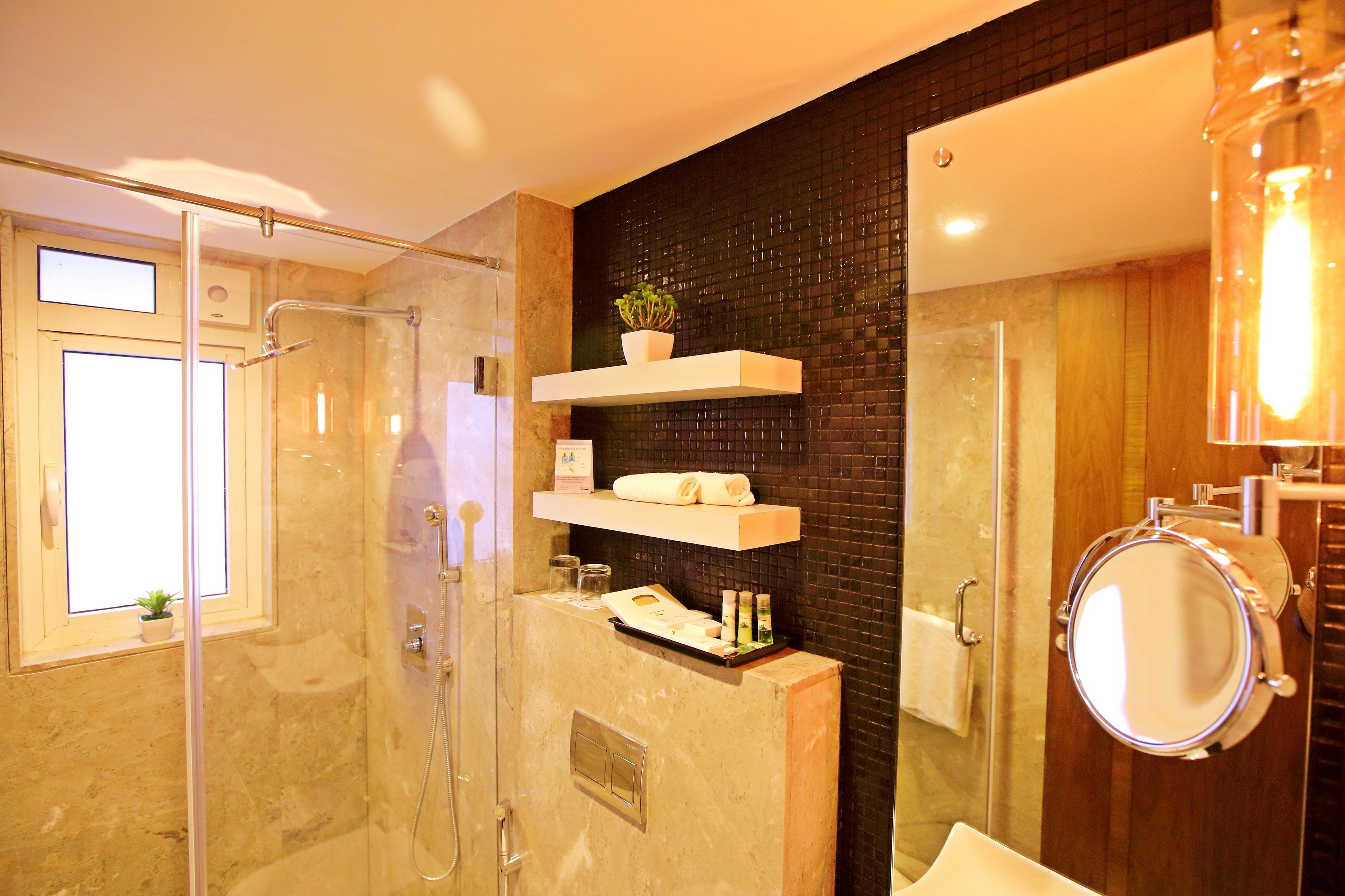 Deluxe Room | Bathroom amenities | Shower, free toiletries, hair dryer, towels