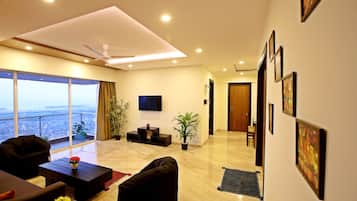 Peralatan tempat tidur premium, bar mini, peti besi dalam bilik, meja