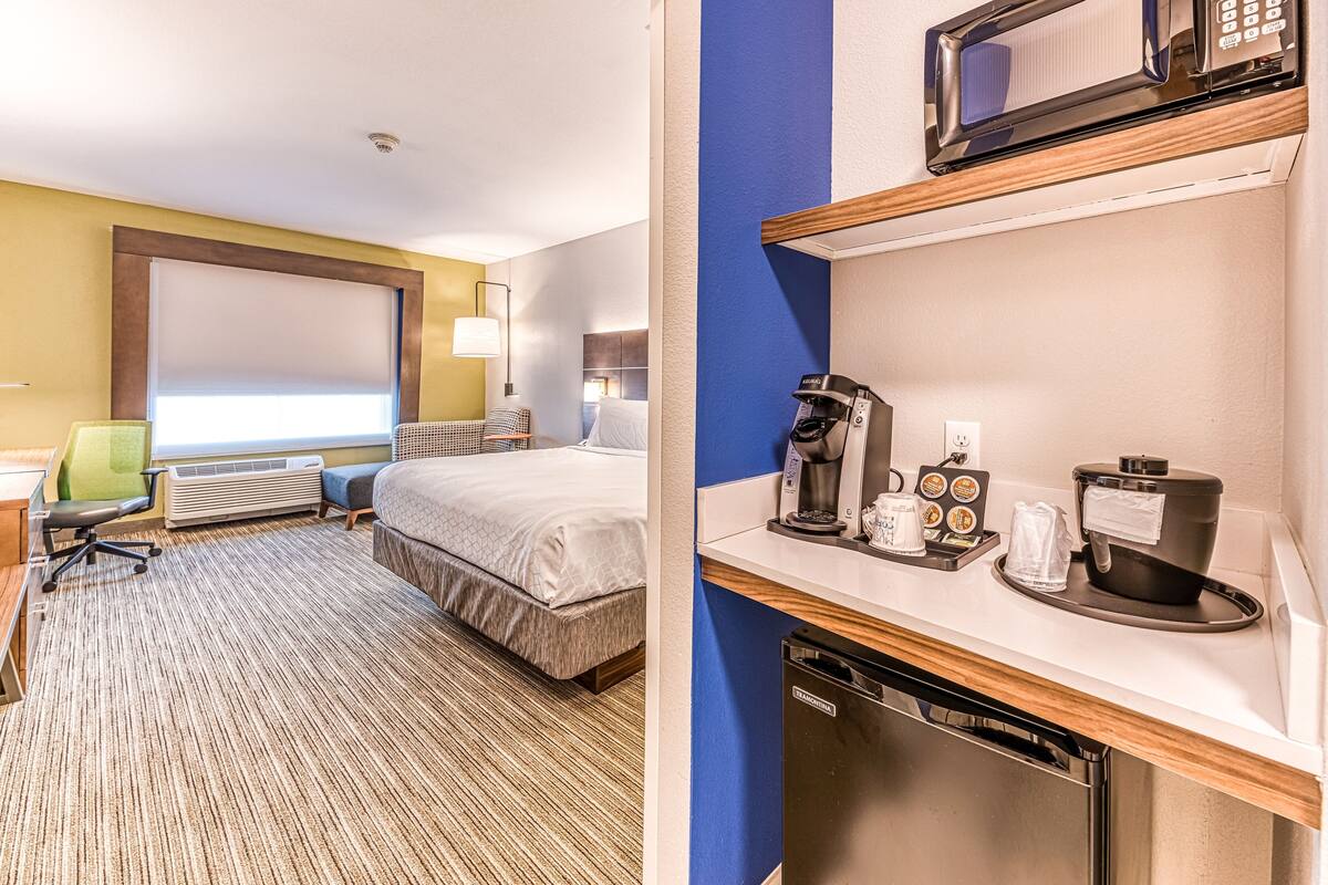 standard room, 1 king bed | living area | 42-inch flat-screen tv with cable channels, tv