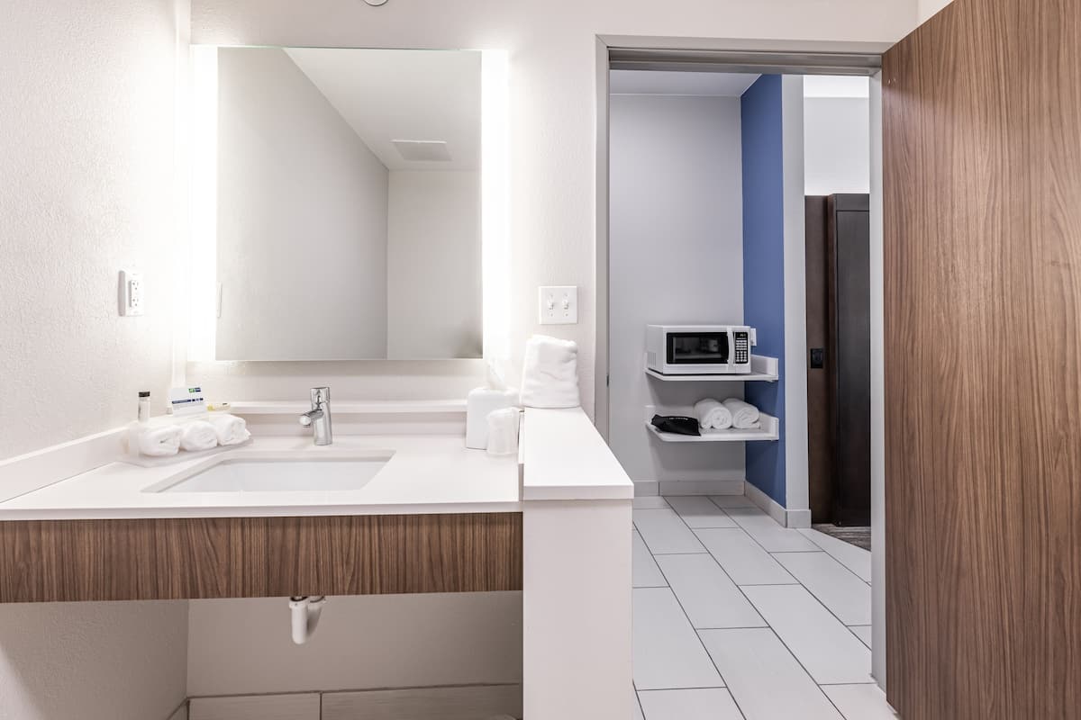 standard room, 2 queen beds, accessible (mobility, access tub) | bathroom | free toiletries, hair dryer, towels