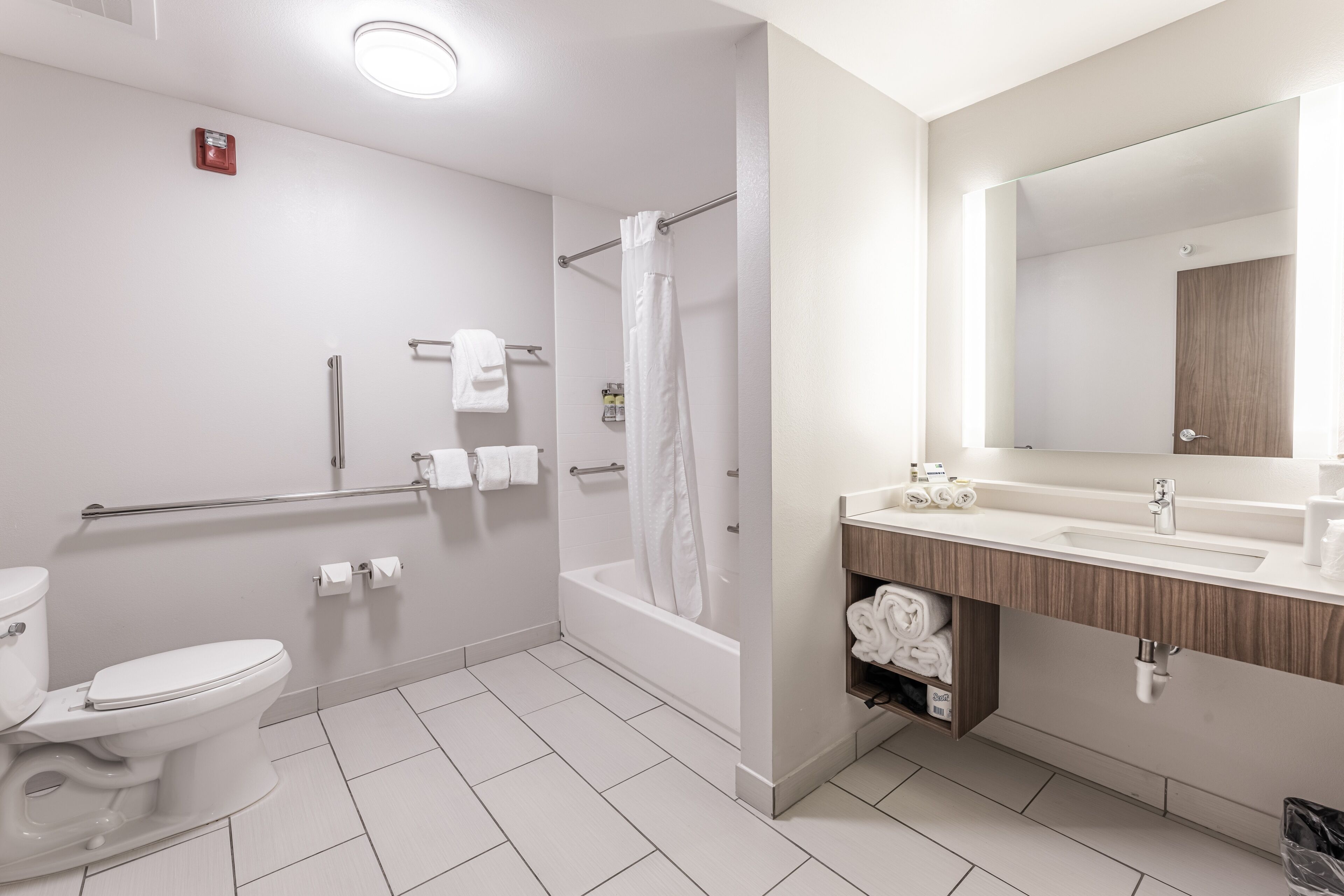 Standard Room, 2 Queen Beds, Accessible, Non Smoking (Comm Access) | Bathroom