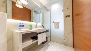 Shower, rainfall showerhead, free toiletries, hair dryer