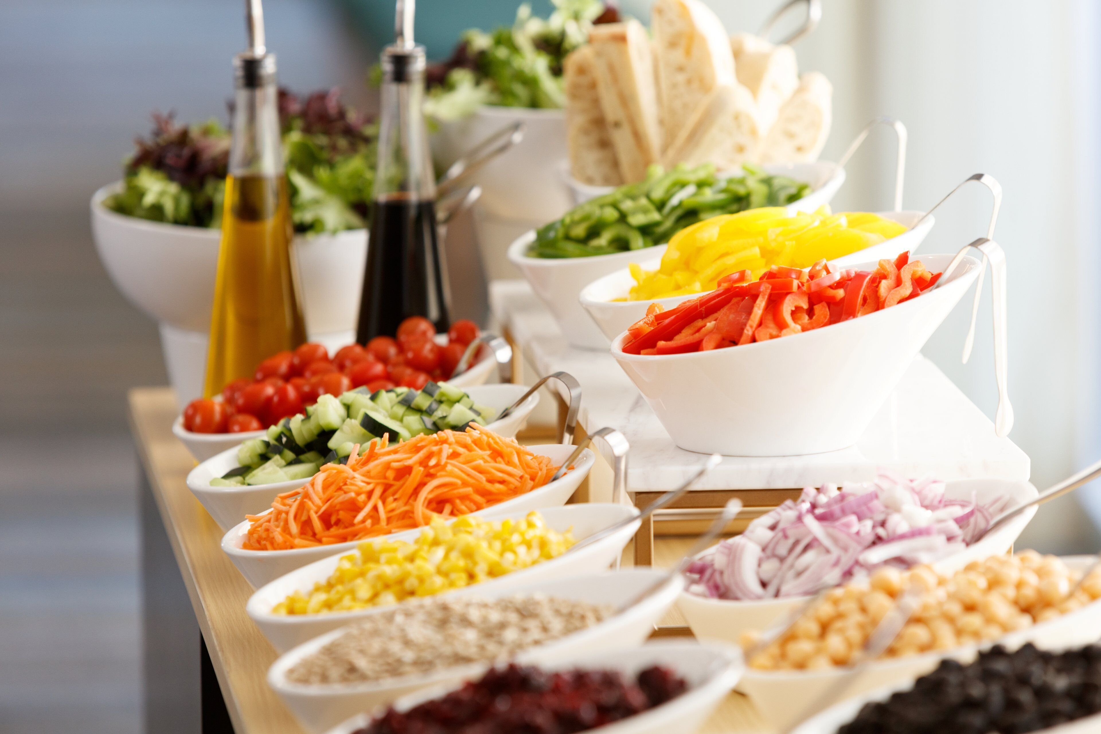 Una mesa de buffet con diversos alimentos y salsas.