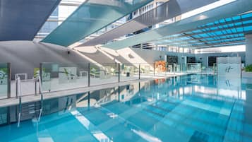 Piscine extérieure, chaises longues, maßtres-nageurs sur place