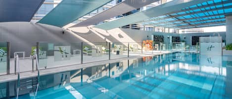 Piscine extérieure, chaises longues, maßtres-nageurs sur place