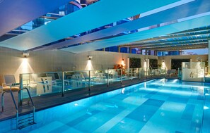 야외 수영장, 06:00 ~ 20:00 오픈, 일광욕 의자, 시설 내 인명구조원