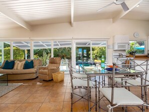 Ferienhaus, Mehrere Betten (Alexander in the Sun) | Wohnzimmer | Fernseher, DVD-Player