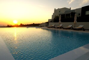 Outdoor pool, pool umbrellas, pool loungers - Blackrock Villa (Santorini)