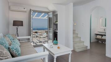 Honeymoon Studio Suite, Heated Tub (Split Level, Caldera View) | Living area | Flat-screen TV