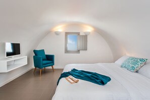 Honeymoon Suite outdoor Tub (Split level, Caldera View) | Luxe beddengoed, een minibar, een kluis op de kamer, een bureau