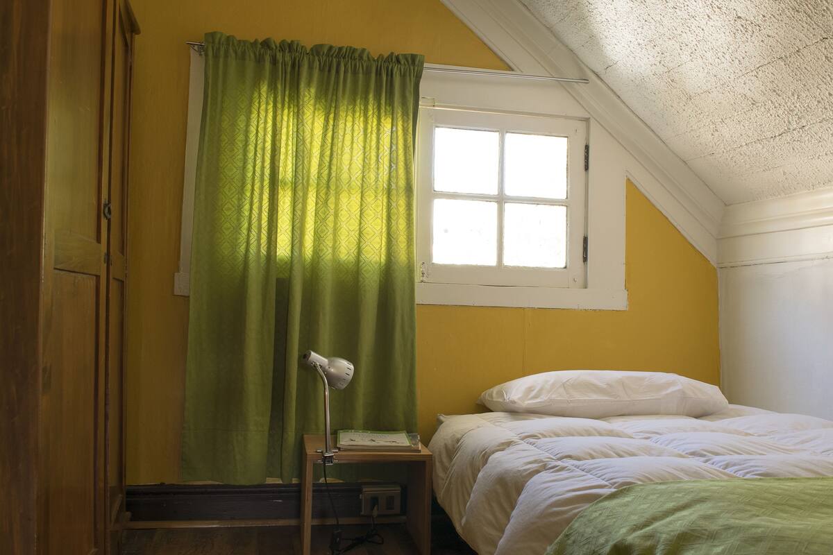 Single Room, Shared Bathroom | Desk, free WiFi, bed sheets