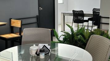 Café da manhã com buffet grátis todos os dias
