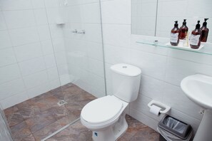 Doccia, set di cortesia gratuito, asciugacapelli, asciugamani