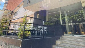 A hotel entrance with a sign reading 'Palmas del Estadio Hotel.' - Hotel Palmas Del Estadio (Medellín)